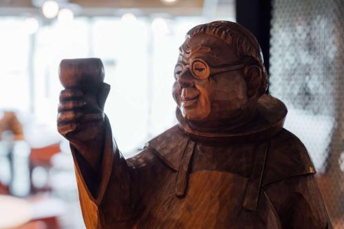 a wooden statue of a man holding up his fist at Vienna House by Wyndham MQ Kronberg in Kronberg im Taunus