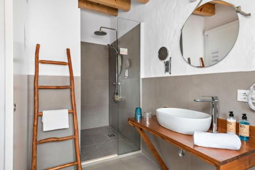 ein Bad mit einem Waschbecken und einer Dusche in der Unterkunft Hotel Boutique Ses 5 Claus in Ciutadella