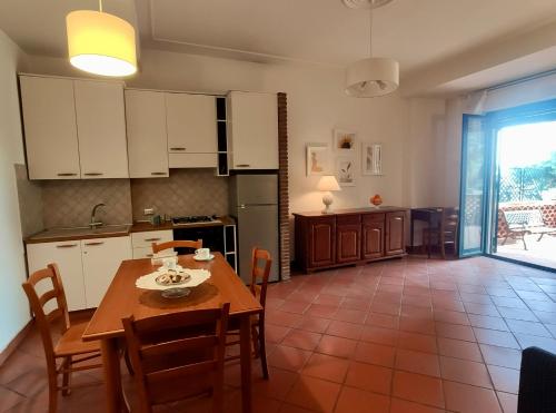 Η κουζίνα ή μικρή κουζίνα στο Villa delle Palme