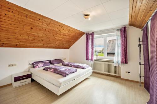 una camera con letto e soffitto in legno di Elli ad Aulendorf