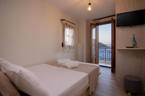 Postel nebo postele na pokoji v ubytování The Island House - Family size Apt - Overlooking the Aegean - 3 Steps From the Beach
