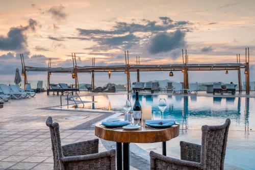 Bazén v ubytovaní Orizontes Hotel Santorini alebo v jeho blízkosti