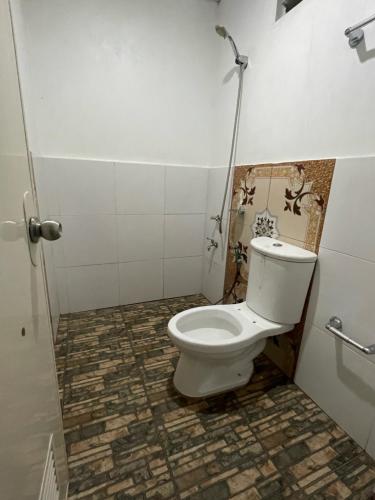 łazienka z toaletą w pokoju w obiekcie Green Soul Port Barton w mieście San Vicente