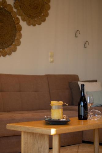 Posezení v ubytování The Island House - Family size Apt - Overlooking the Aegean - 3 Steps From the Beach
