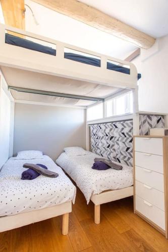 Ce lit se trouve dans un dortoir doté de lits superposés. dans l'établissement Cosy apt for 6/8p best location in old Antibes, à Antibes