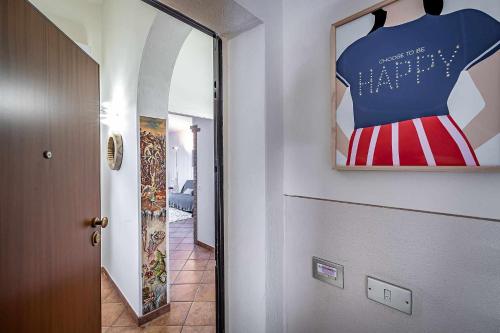 a hallway with a painting of an american flag on the wall at Il terrazzo sul tramonto in Bastiglia