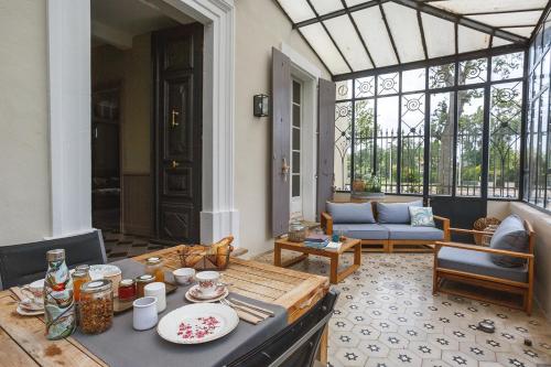 a living room with a table and a couch at LaFabriek in Canet d'Aude