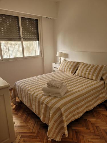 1 dormitorio con 1 cama con 2 toallas en Recoleta Time en Buenos Aires