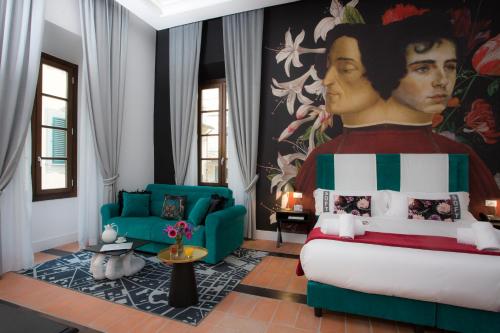 una camera con un letto e un grande dipinto sul muro di Casual Rinascimento Firenze a Firenze