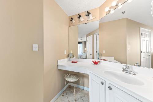 een badkamer met een wastafel en een spiegel bij Beach Club 708D in Gulf Shores