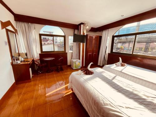 Postel nebo postele na pokoji v ubytování Centre Point Patong