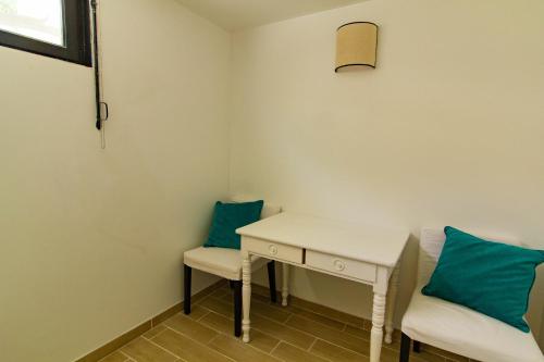 a small room with a desk and two chairs at Pyla sur mer proche plages appartement avec piscine in Pyla-sur-Mer