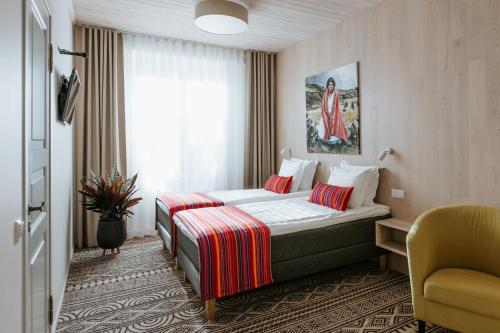 um quarto de hotel com uma cama e uma janela em Old Hapsal Hotel em Haapsalu