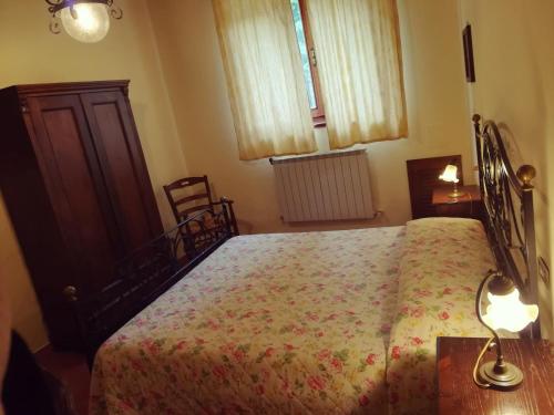 a bedroom with a bed and a table with a lamp at Agriturismo Le Querce di Assisi in Assisi