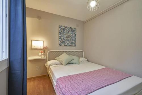 Cosy 1 BR flat in Sant Andreu-ready to live in tesisinde bir odada yatak veya yataklar