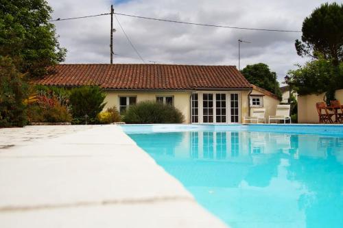 ein Swimmingpool vor einem Haus in der Unterkunft Le domaine de Villiers : maisons de campagne in Villiers