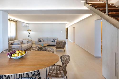 uma sala de estar com uma mesa e um sofá em Mare del Sud em Donnalucata