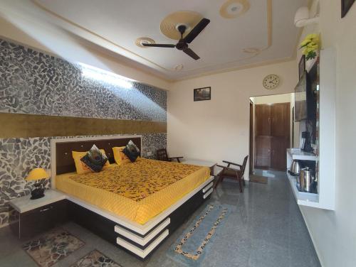 um quarto com uma cama e uma ventoinha de tecto em Four Season Homestay Bhowali Bhimtal em Bhowāli