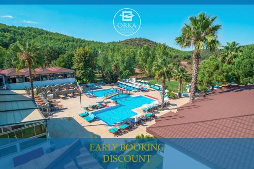 uma vista superior de uma piscina num resort em Orka Village Hisarönü em Fethiye