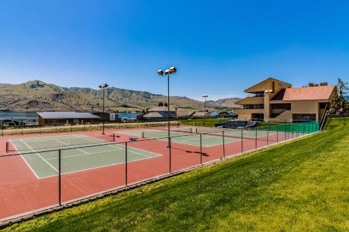 Tenis a/nebo squash v ubytování Lake Chelan Shores Sleek Stunner 19 to 4 nebo okolí