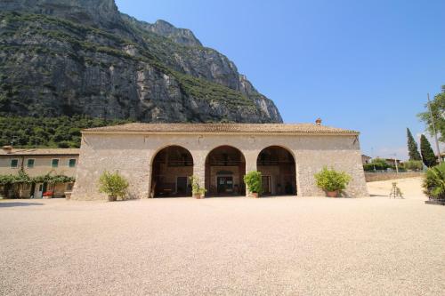 a building with a mountain in the background at Agriturismo Antico Fenilon in Brentino Belluno