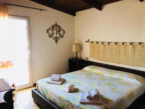 A bed or beds in a room at Private Pool villa with panoramic views split over 2 levels / Aircon / New Pool.