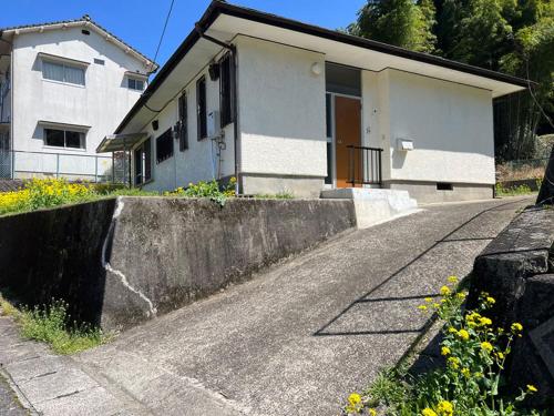 an empty road in front of a house at ゆふの音 in Yufuin