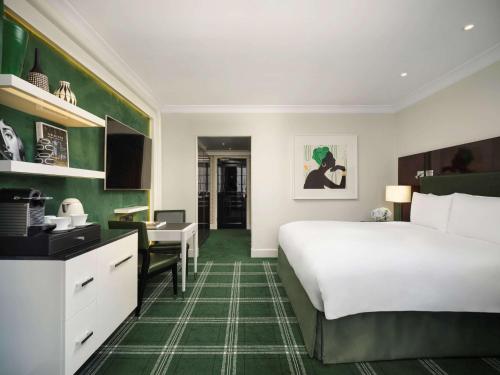 Habitación de hotel con cama y escritorio en Sofitel London St James, en Londres