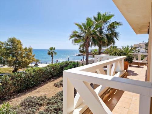 uitzicht op het strand vanaf het balkon van een huis bij Frontline Beach Villa Playa Flamenca in Orihuela