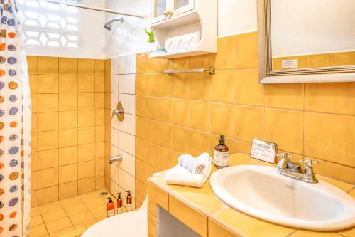 a bathroom with a sink and a shower at Casa Iorio in Jacó