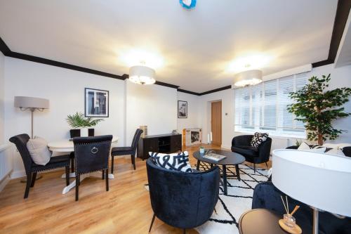 a living room with chairs and a table at Stylish 1 Bed Flat Zone 2 Hampstead Swiss Cottage in London