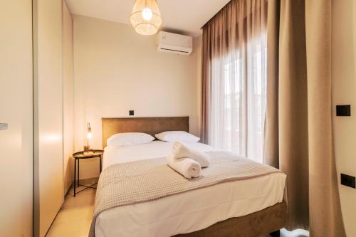 a bedroom with a bed with white towels on it at Seascape House in Kremasti