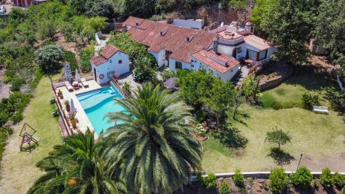 una vista aérea de una casa con piscina en Finca Casas Nanitas, en Moya