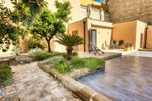 einen Innenhof mit einer Palme in einem Gebäude in der Unterkunft Giardino dei Lenti - Self check-in Apartments in Bari