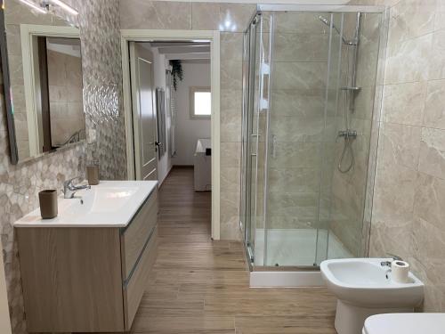 a bathroom with a shower and a sink and a toilet at Casa Alerà con idromassaggio in Lecce