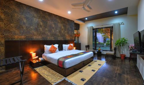 سرير أو أسرّة في غرفة في Spree Jungle Vilas Resort Ranthambore