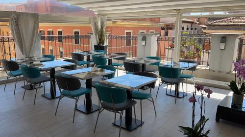 een patio met tafels en stoelen op een balkon bij Relais Trevi 95 Boutique Hotel in Rome