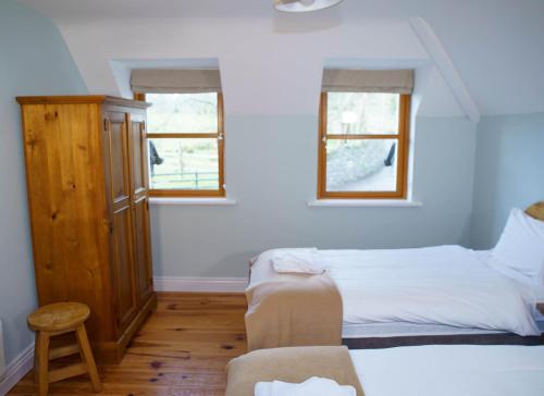 Postel nebo postele na pokoji v ubytování Dingle Courtyard Cottages 2 Bed (Sleeps 4)