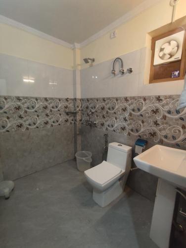 uma casa de banho com um WC e um lavatório em Four Season Homestay Bhowali Bhimtal em Bhowāli
