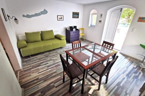uma sala de estar com uma mesa e cadeiras e um sofá em pRezident Ház em Rezi