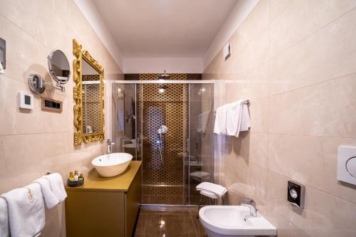 a bathroom with a shower and a sink and a toilet at Wine Residence Cattunar in Brtonigla