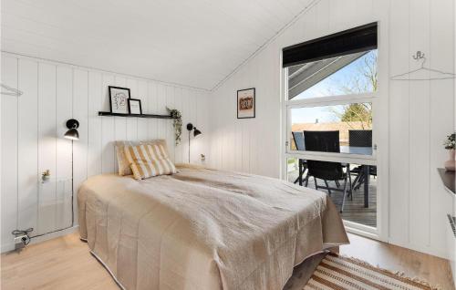 ノーポにあるNice Home In Nordborg With 3 Bedrooms, Sauna And Wifiのベッドルーム1室(ベッド1台、窓、テーブル付)