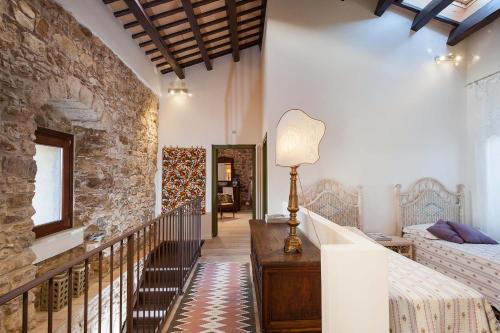Zimmer mit einer Treppe und einer Steinmauer in der Unterkunft Baglio Maranzano - Marietta in Buseto Palizzolo