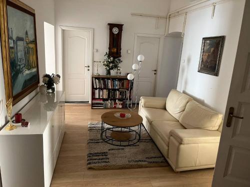 Et sittehjørne på Room in Apartment - Quiet single bedroom in the centre of Zagreb
