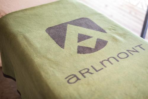 a green shirt with the logo of an airplane at Hotel Arlmont 4 Stern Superior in Sankt Anton am Arlberg
