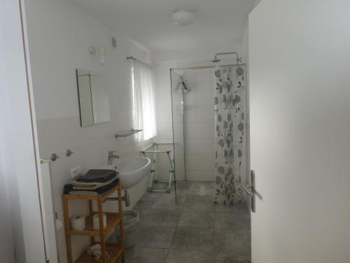 uma casa de banho com um lavatório, uma banheira e um chuveiro em U Marii Siemiany 930 em Siemiany