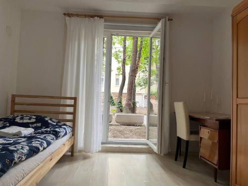 Room in Apartment - Quiet single bedroom in the centre of Zagreb with garden