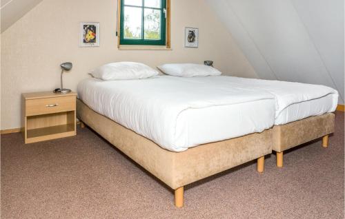 1 dormitorio con 1 cama grande y mesita de noche en Stunning Home In Ijhorst With Kitchen, en IJhorst