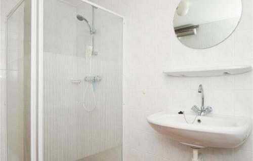 y baño blanco con lavabo y ducha. en Stunning Home In Ijhorst With Kitchen, en IJhorst