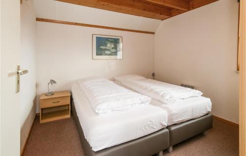 Katil atau katil-katil dalam bilik di 2 Bedroom Beautiful Home In Ijhorst